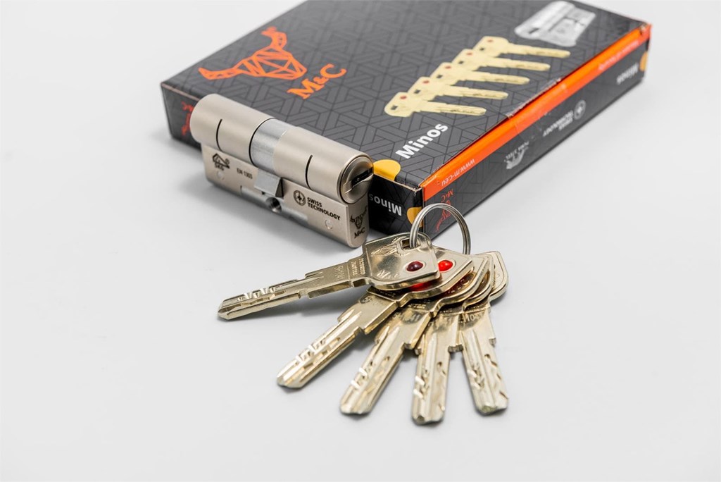 5 accesorios imprescindibles que convierten tu puerta en una entrada inexpugnable