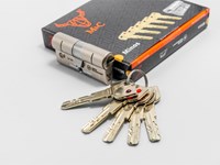 5 accesorios imprescindibles que convierten tu puerta en una entrada inexpugnable