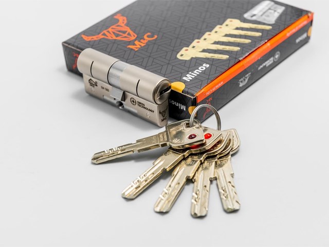 5 accesorios imprescindibles que convierten tu puerta en una entrada inexpugnable