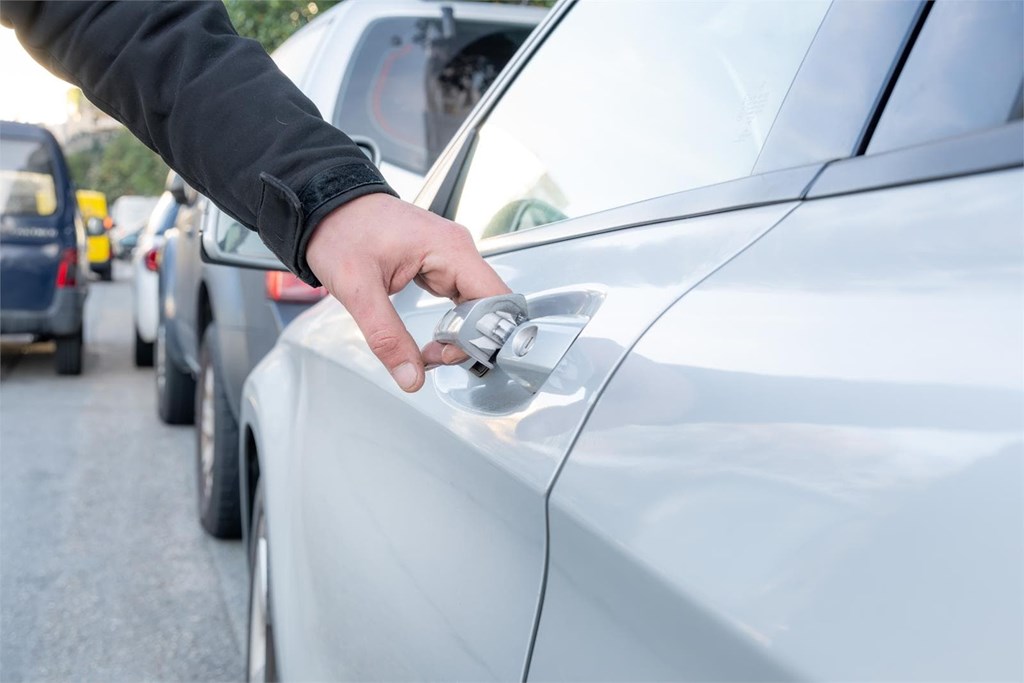 5 formas en las que un cerrajero de automoción te ahorra llamar a la grúa
