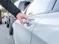 5 formas en las que un cerrajero de automoción te ahorra llamar a la grúa