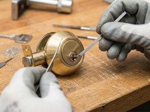 ¿Cómo evitar que se parta la llave dentro del cilindro al girar?