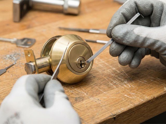 ¿Cómo evitar que se parta la llave dentro del cilindro al girar?