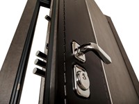 Cómo instalar una puerta blindada o acorazada: ventajas y diferencias