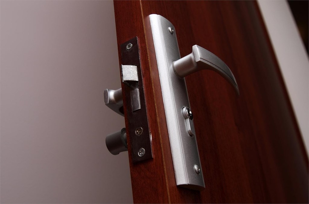 ¿Es bueno engrasar la cerradura de una puerta? 
